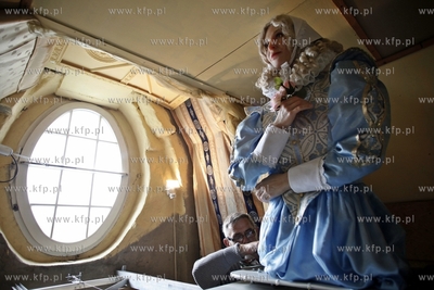 Gdansk. Uroczysty powrot Panienki z Okienka
do kamienicy...