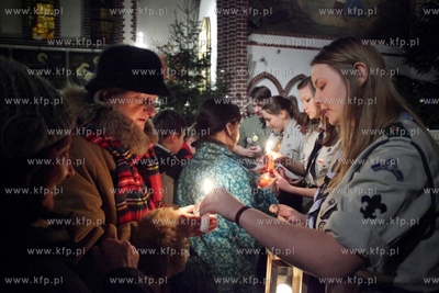 Przekazanie Betlejemskiego Swiatla Pokoju w kosciele...