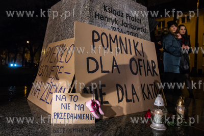 Protest pod pomnikiem prałata Henryka Jankowskiego...
