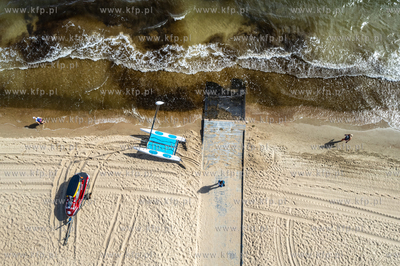 Wejscie na plażę na wysokości SKŻ i WOPR w Sopocie.
01.08.2022
fot....
