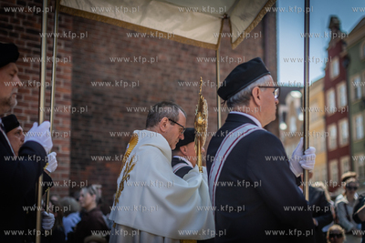 Gdańsk. Centralna procesja Bożego Ciała. Nz. abp...