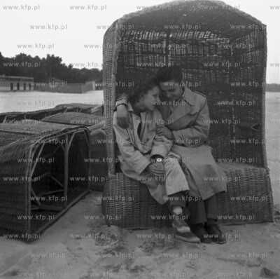 Sopot, zakochani na plazy. 26.09.1957. Fot. Zbigniew...