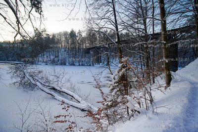 Zima na Kaszubach. Most kratownicowy z końca XIX w....