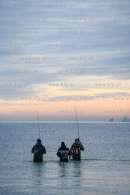 Gdynia Orłowo. Wędkarze na porannym połowie w wodach...