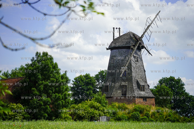 Drewniano - murowany zabytkowy wiatrak holenderski...