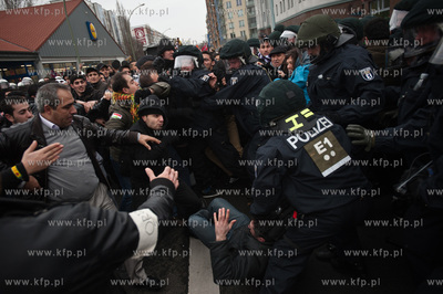 Berlin. Demonstracja grup lewicowych i antyfaszystow...