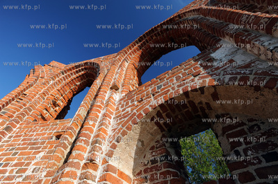 Trzesacz. Sciana S romansko-gotyckiego kosciola sw....