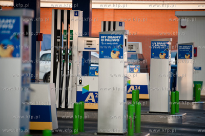 Gdansk. Wrzeszcz. Samoobsllugowa stacja paliw Neste...