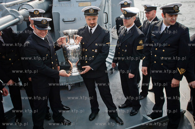 Marynarze okretu rakietowego ORP Orkan transportuja...