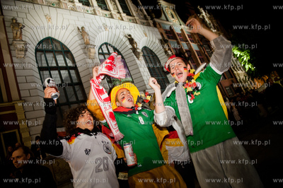 Gdansk. Dlugi Targ. Kibice niemieccy, greccy i polscy...