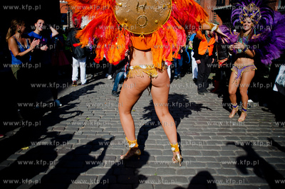 Gdansk. Ulica Panska. Parada z udzialem bebniarzy,...
