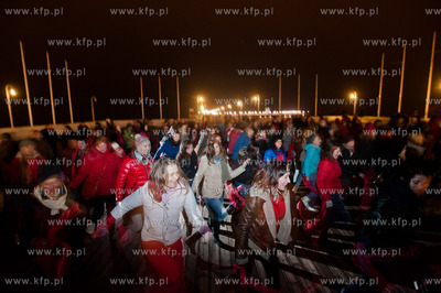 Sopot. Molo. Happening przeciw przemocy wobec kobiet,...