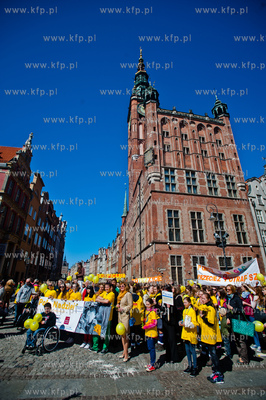 Gdansk. Ul. Dluga. Korowod Pol Nadziei z udzialem Orkiestry...