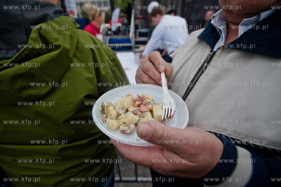 Gdansk. Targ Weglowy. Wielki Festyn Rodzinny, swietujacy...