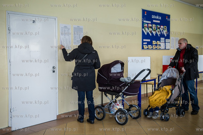 Gdansk. Obwodowa Komisja ds. Wyborow do Rady Dzielnicy...