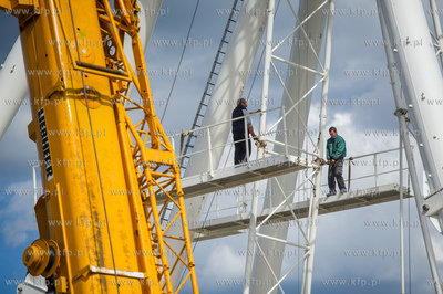 Gdansk. Montaz kola widokowego na Wyspie Spichrzow.
18.05.2015
fot....