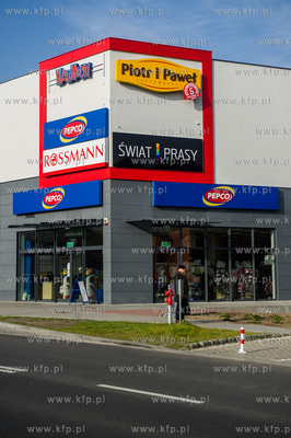 Gdansk. Chelm. Nowo powstaly kompleks handlowo - uslugowy...