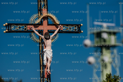 Jastarnia. Zdobiony krzyz z Jezusem Chrystusem, w tle...