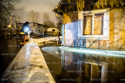Gdańsk. Prowadzona przez strażaków akcja stawiania...