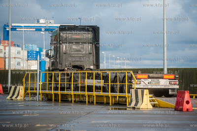 Gdańsk. Terminal kontenerowy DCT. 04.12.2017 fot....