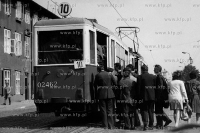 Przystanek tramwajowy i tramwaj linii 10 w Gdansku...