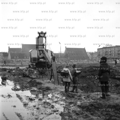 Pierwsze prace przy budowie hotelu Orbis na skrzyżowaniu...