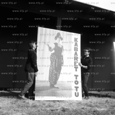 Zbigniew Cybulski wraz z Alkiem Starczewskim ustawiają...