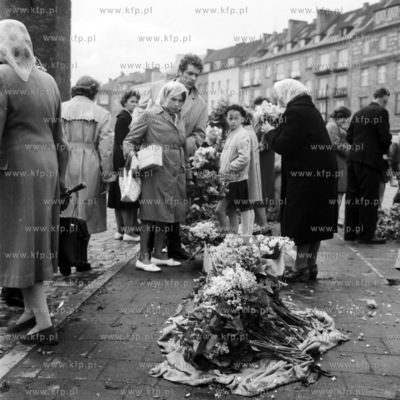Handel kwiatami pod Halą Targową w Gdańsku. 1963...