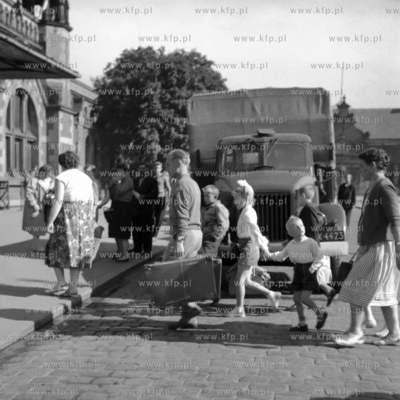 Przed wejściem na dworzec PKP Gdańsk Główny. 
1962
Fot....