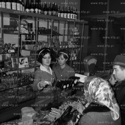 W sklepie z wyrobami cukierniczymi i alkoholowymi....