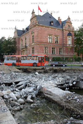 Remont ulicy Podwale Grodzkie w Gdansku. Na drugim...