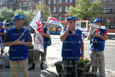Protest stoczniowcow przed gmachem Sadu Rejonowego...