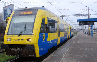 Perony dworca PKP Gdynia Glowna Osobowa. Nz. Tramwaj...