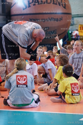 Gdansk. Hala sportowa przy ul. Kolobrzeskiej. Koszykarz,...