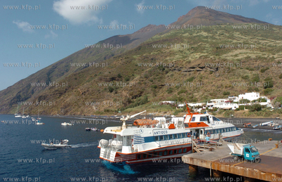 Wlochy, Wyspy Eolskie (Liparyjskie). nz. wulkan Stromboli.
1.08.2009...