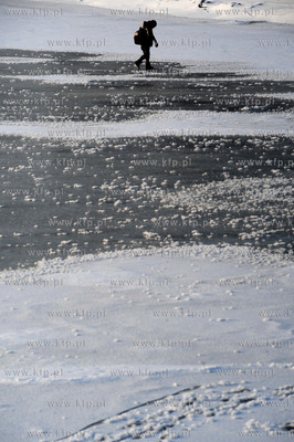 Wyspa Sobieszewska. Sobieszewo. Dziecko spacerujace...