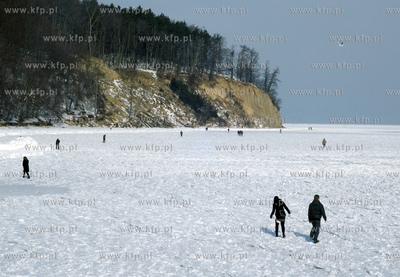 Zatoka gdanska zamarzla wskutek duzych mrozow na okolo...