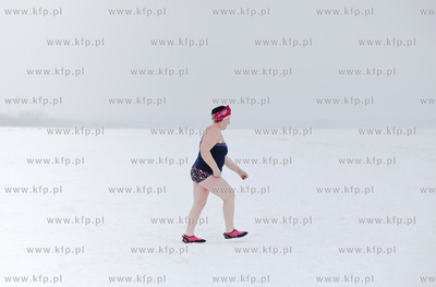 Kapiel gdanskich morsow na skutej lodem plazy w Jelitkowie....