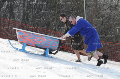 Zawody Zjazdu Na Byle Czym - rodzinna impreza na stoku...