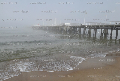 Sopot.  Mgla na sopockiej plazy. 15.04.2011 fot. Jerzy...