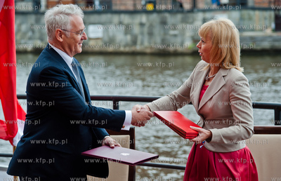 Gdansk, taras Polskiej Filharmonii Baltyckiej. Podpisanie...