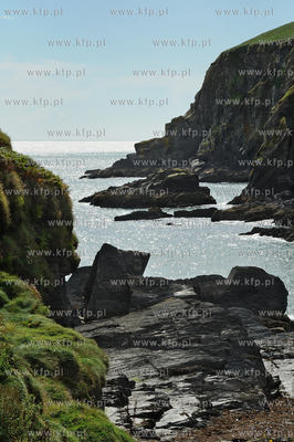 Irlandia, Nohoval Cove. Klify polozone na poludniowy...