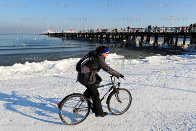 Sopot. Mrozna niedziela na plazy i molo w Sopocie....