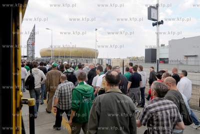 Pierwsi kibice przyjechali w czwartek kolejka SKM do...