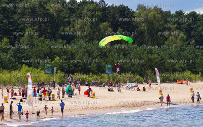 Sloneczna letnia pogoda sprzyjala wypoczynkowi na plazy...