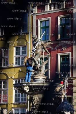 Gdansk, Dlugi Targ. Neptun odzyskal lewa reke, ktora...