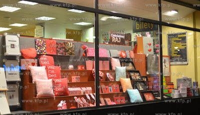 Gdynia. Centrum miasta wieczorowa pora. Nz. Ksiegarnia...