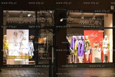 Gdynia. Centrum miasta wieczorowa pora. Witryny sklepow,...