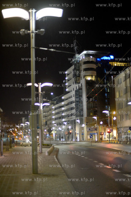 Gdynia. Centrum miasta wieczorowa pora. Nz. Witryny...