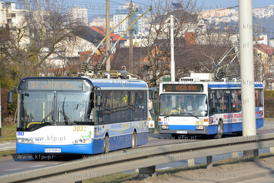 Gdynia. Ulica Wielkopolska i okolice. Nz. Pojazdy komunikacji...
